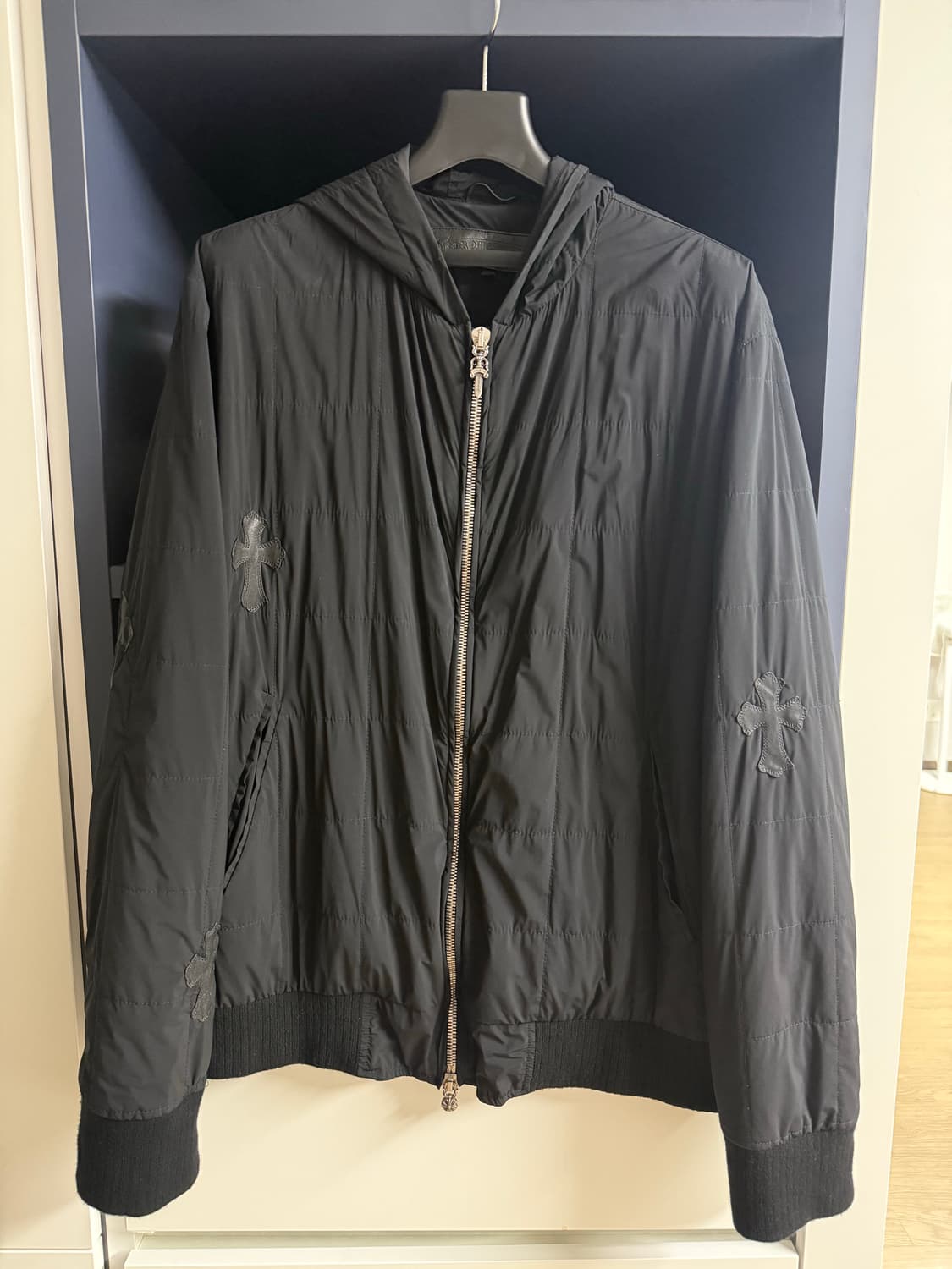 [L] 크롬하츠 크로스 레더패치 퀄티드 나일론 캐시미어 후드 봄버 상품이미지3