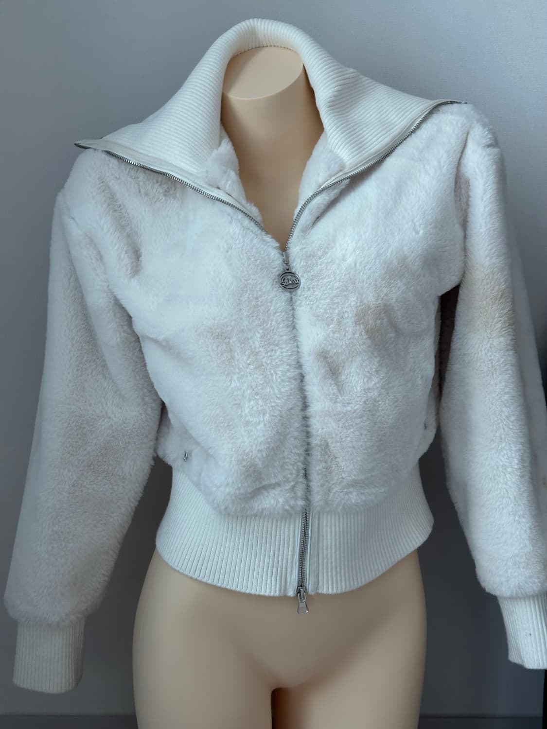 guess 크롭 퍼 집업 상품이미지1