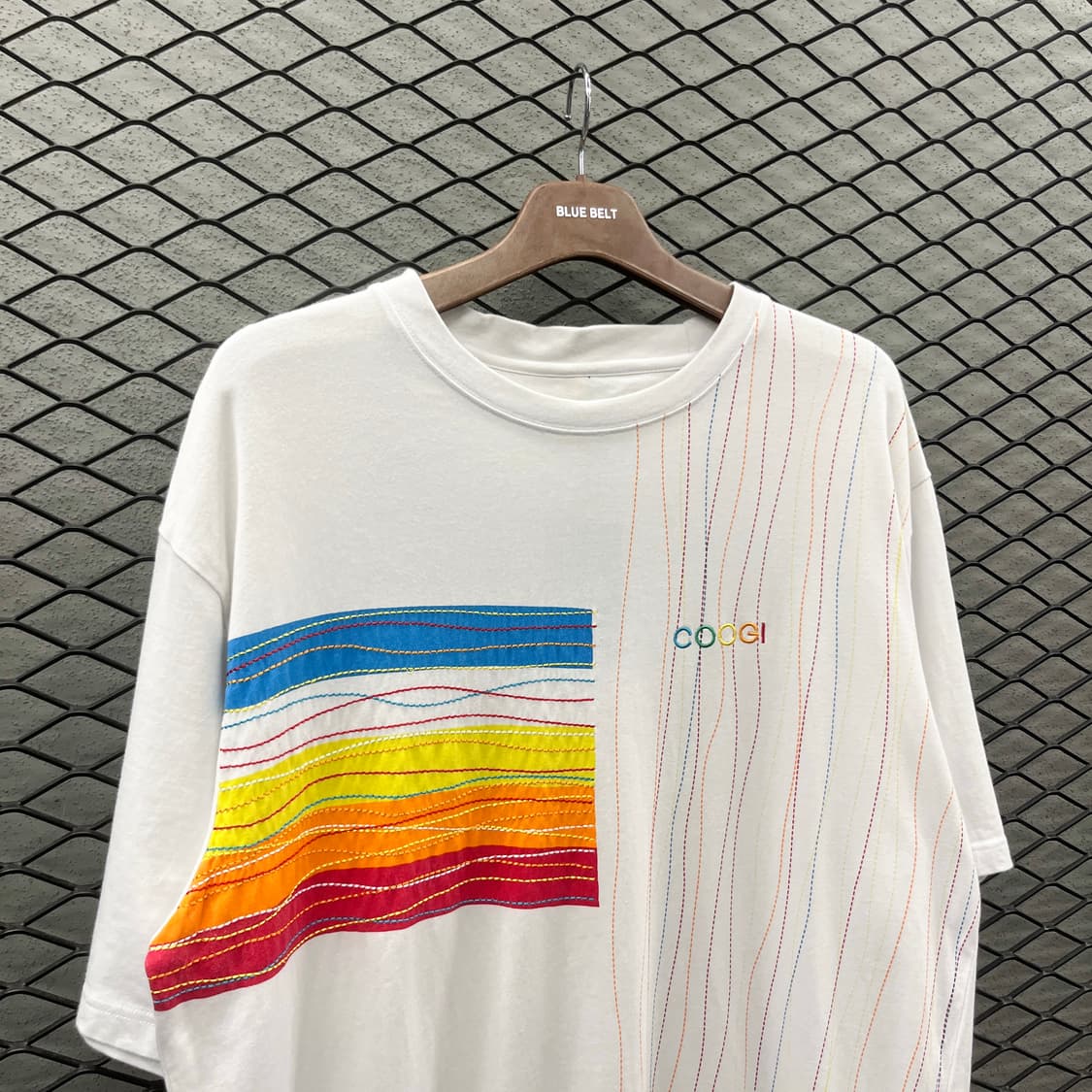 COOGI 쿠지 반팔 티셔츠 화이트 스티치 자수 로고 디테일 상품이미지4