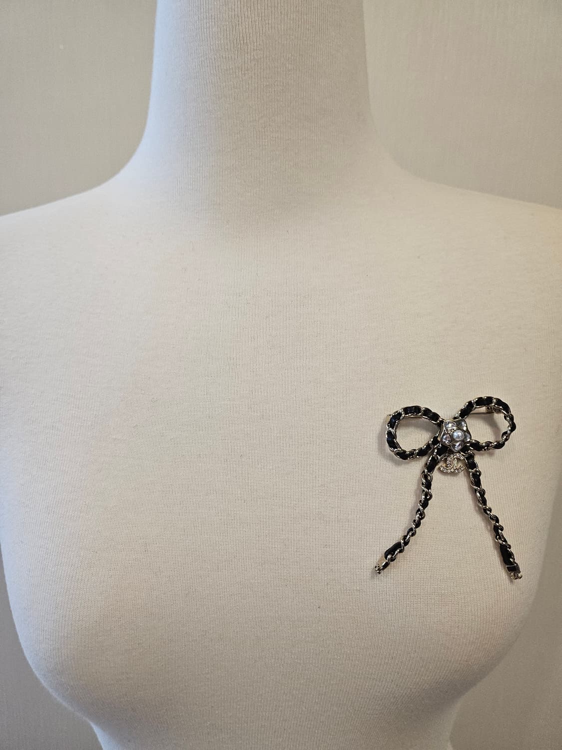 샤넬 CC 블랙 가죽 리본 브로치 업사이클링 상품이미지8