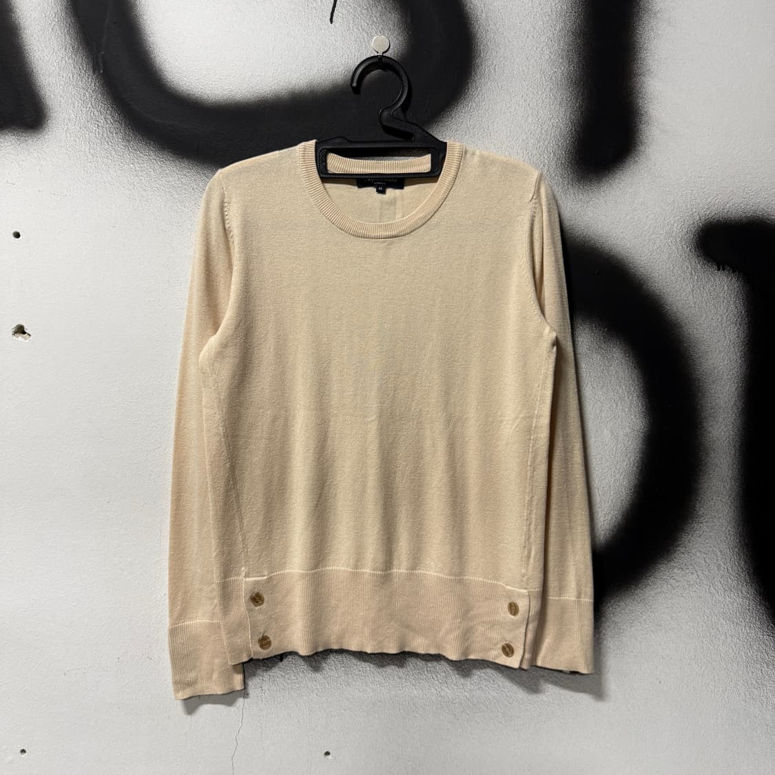 아쿠아스큐텀 스냅 디테일 아이보리 니트 상품이미지1