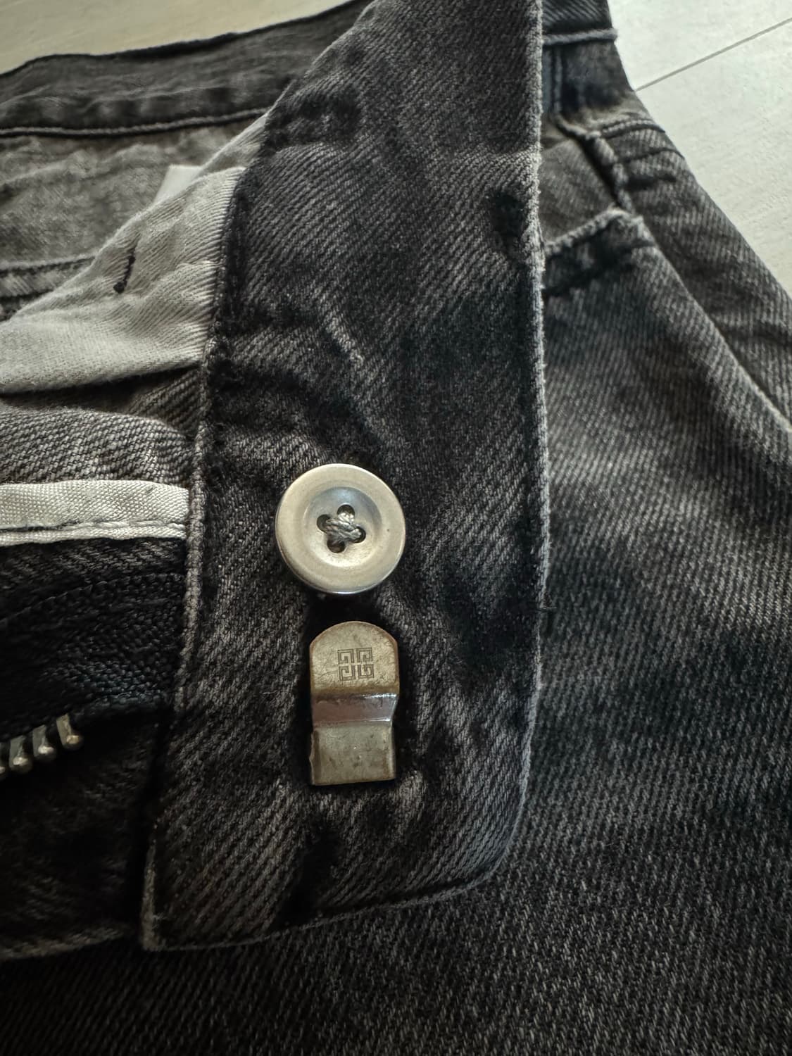 지방시 Givenchy 블랙 워싱 데님 팬츠  상품이미지5