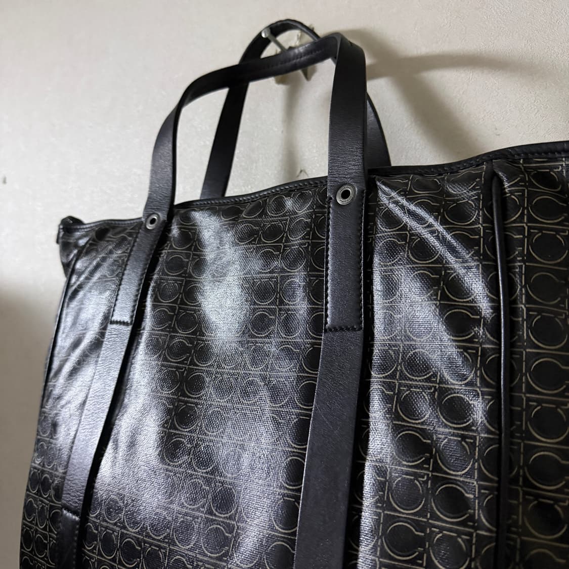 살바토레 페라가모 간치니 패턴 PVC 남성 토트백 상품이미지8