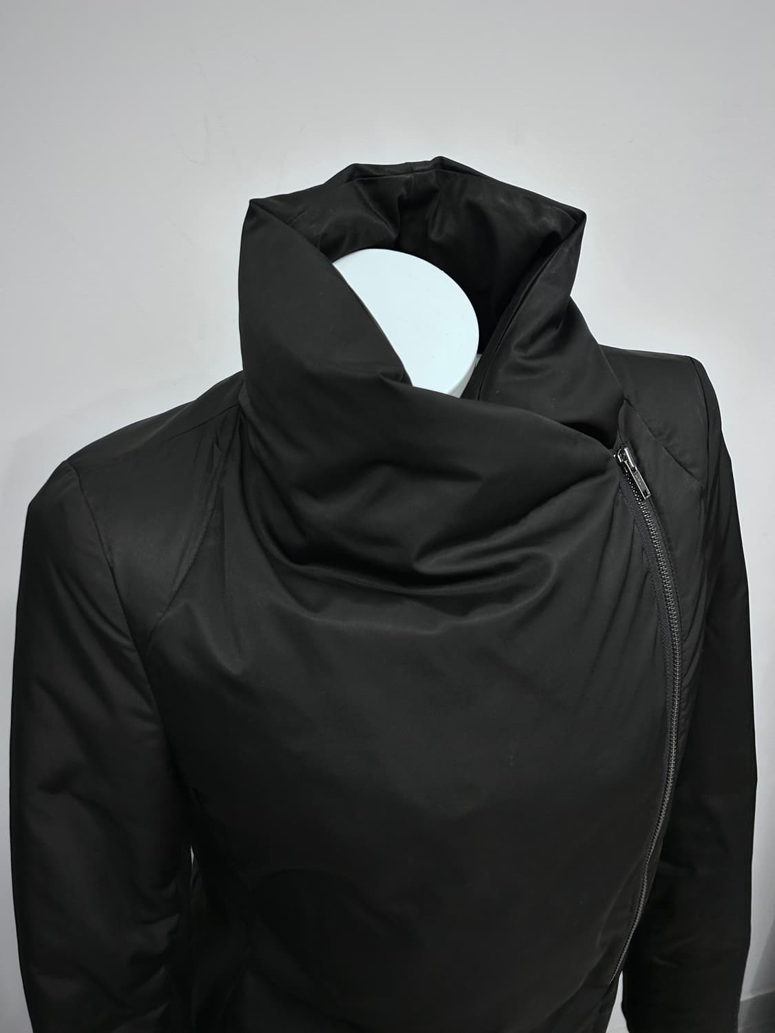 Dkny 사선 지퍼 고딕 패딩 상품이미지5