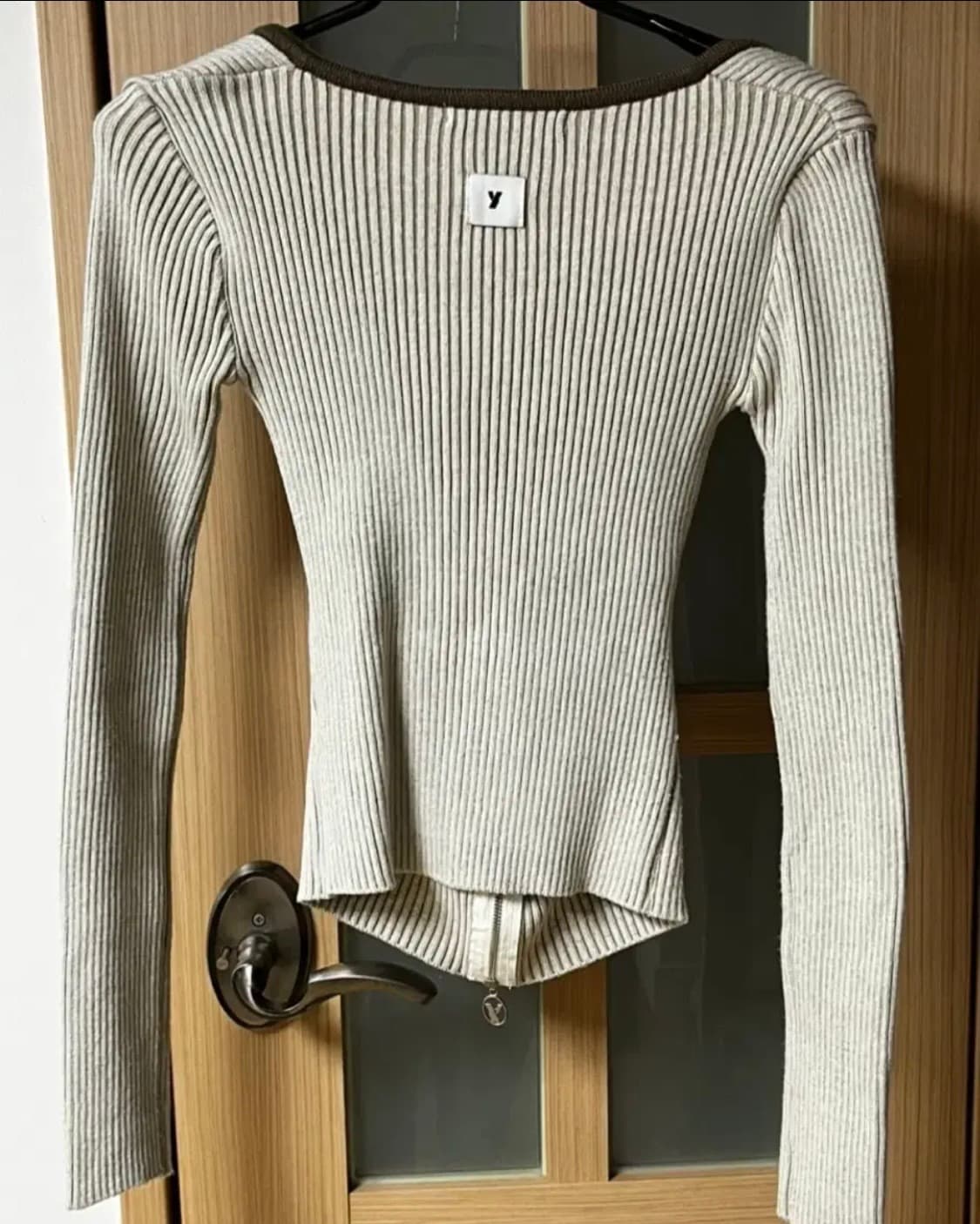 유즈 투톤 볼레로 컷아웃 니트 크림 상품이미지3