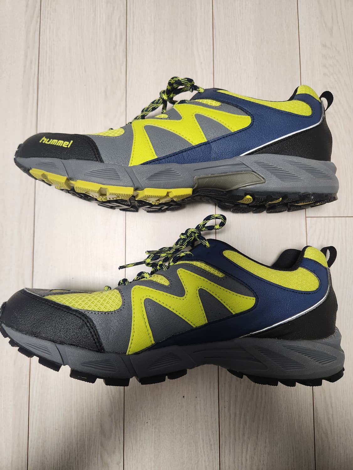 험멜 경량 등산화 트레킹화 사이즈270

사진처럼 바닥 닳음 전혀없이 전 상품이미지5