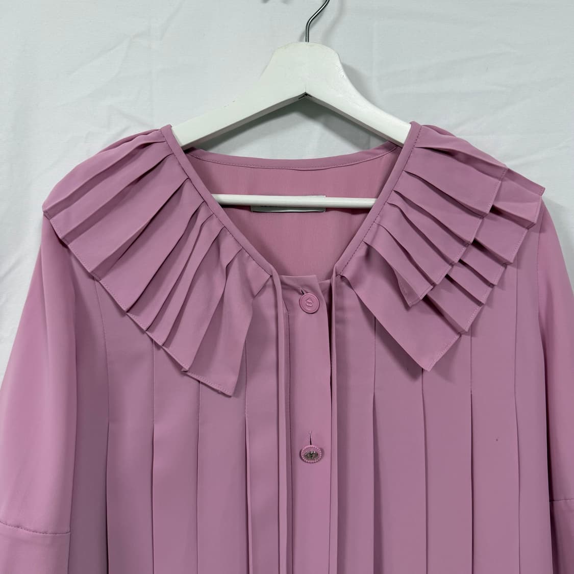 [한소희 착용] 럭키슈에뜨 빅 카라 플리츠 반팔 원피스 상품이미지5