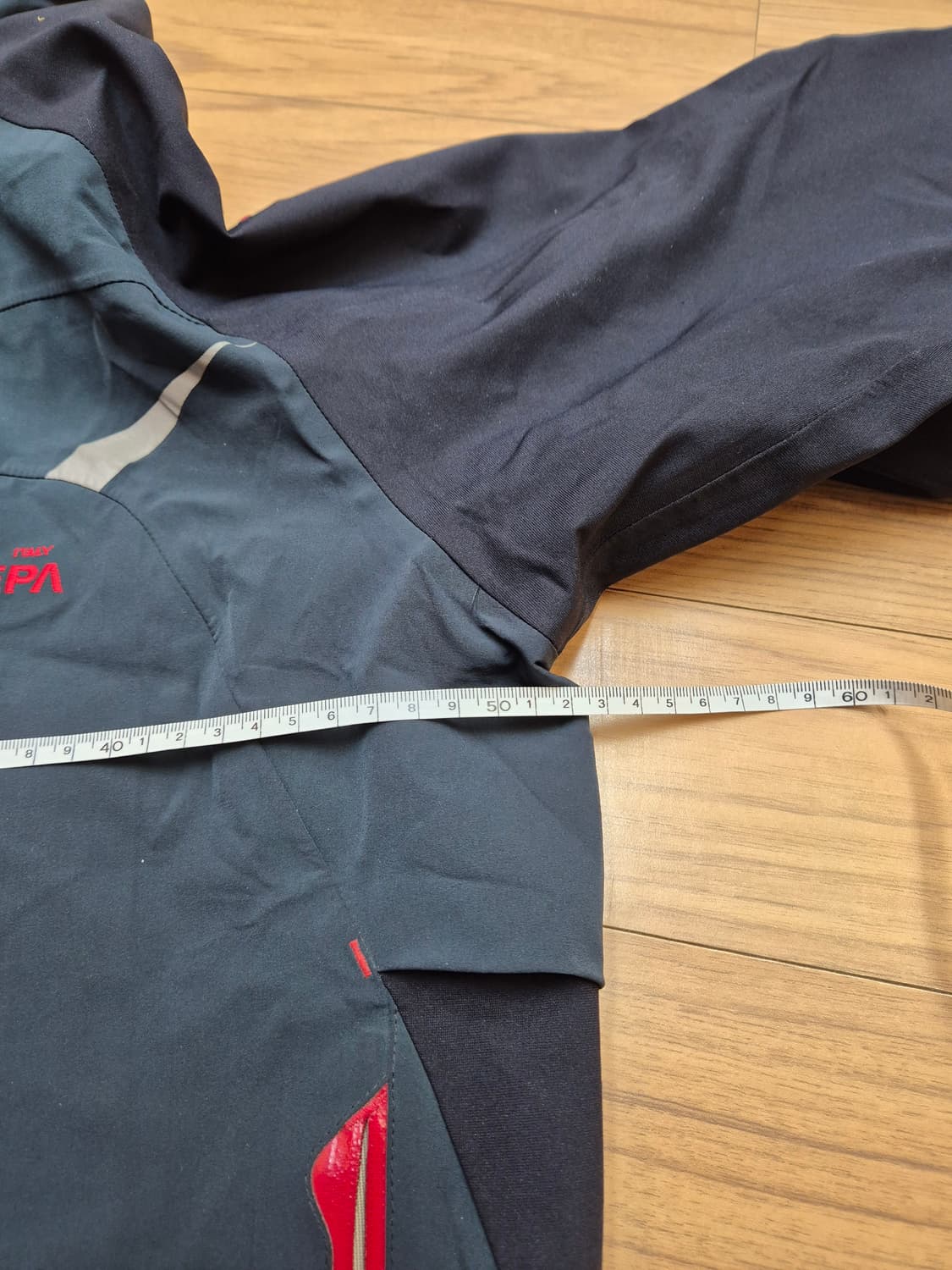 네파 남성 바람막이 자켓입니다. 짙은 색상이라 때 탈 걱정 없이 편하게  상품이미지5