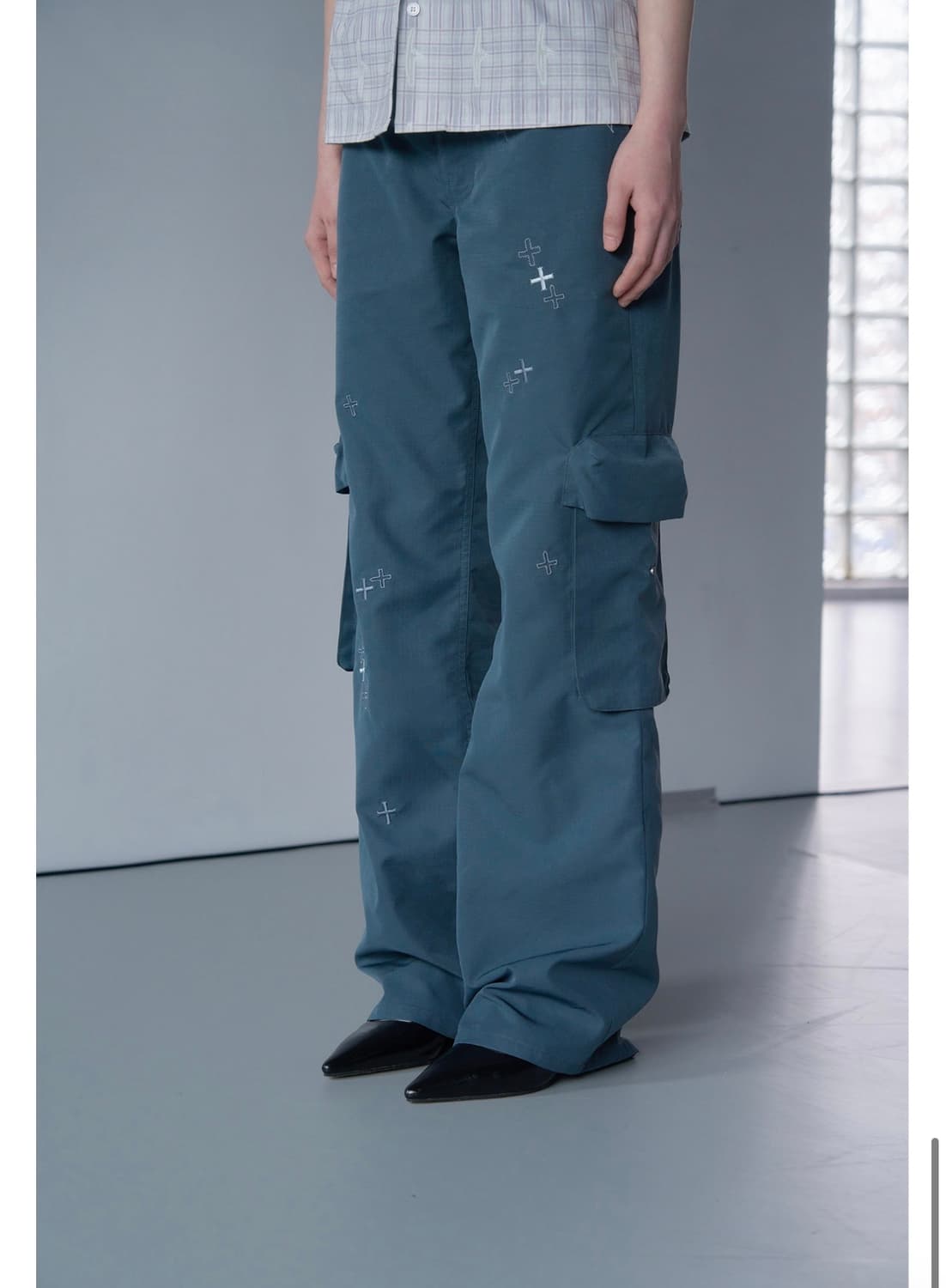 서서 CROSS RAIN EMBROIDERY CARGO PANTS 상품이미지2