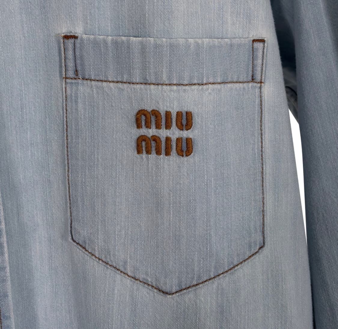 [38] 미우미우 24ss 샴브레이 자수 로고 데님 셔츠 라이트 블루 상품이미지5