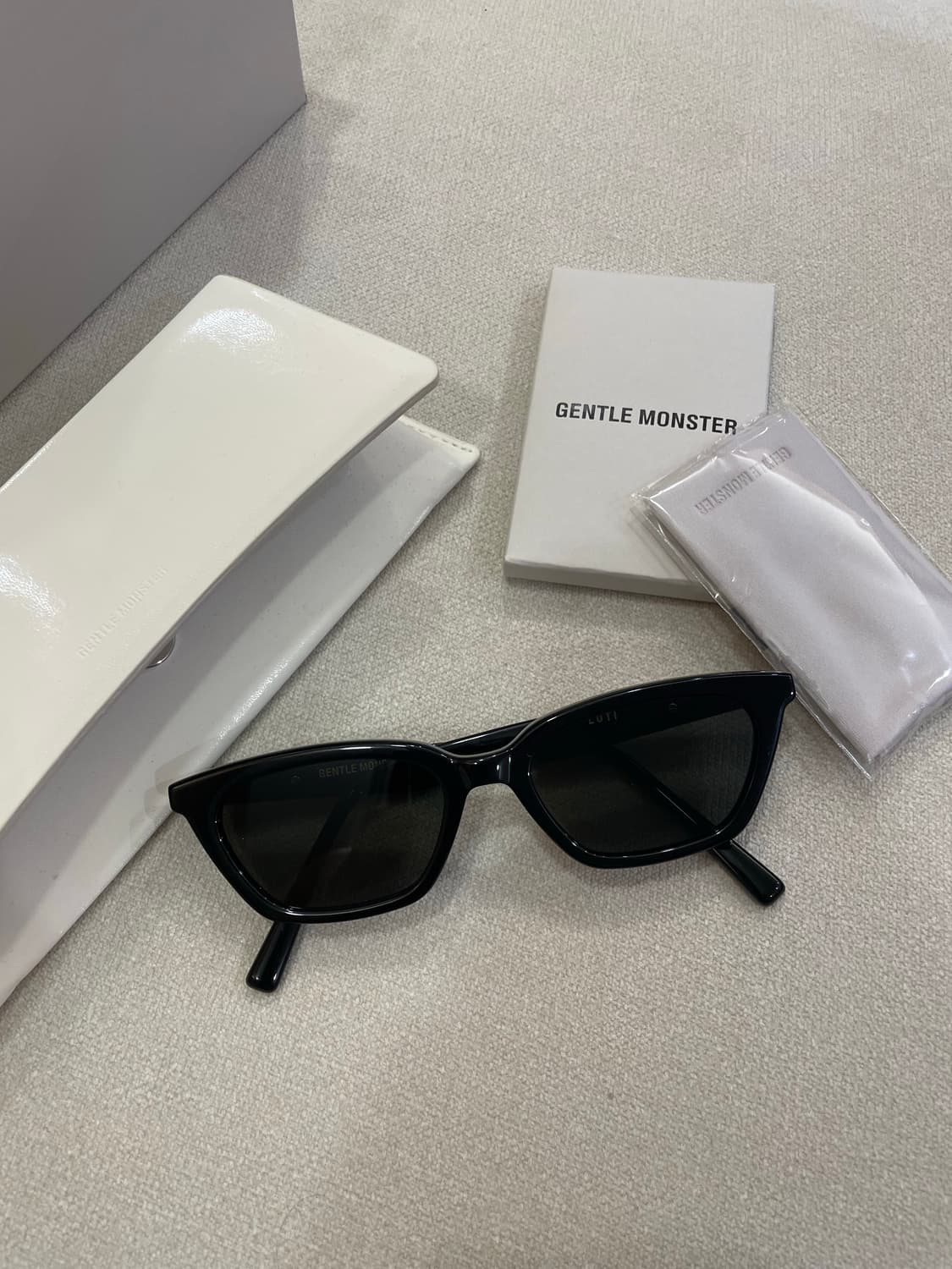 젠틀몬스터 LOTI 로티 01 블랙 선글라스 상품이미지2