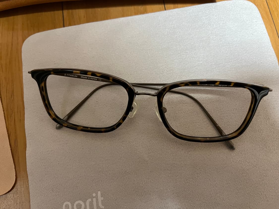 헤지스 톨토이즈 52-18-143 렉탱글(긱시크) 상품이미지1