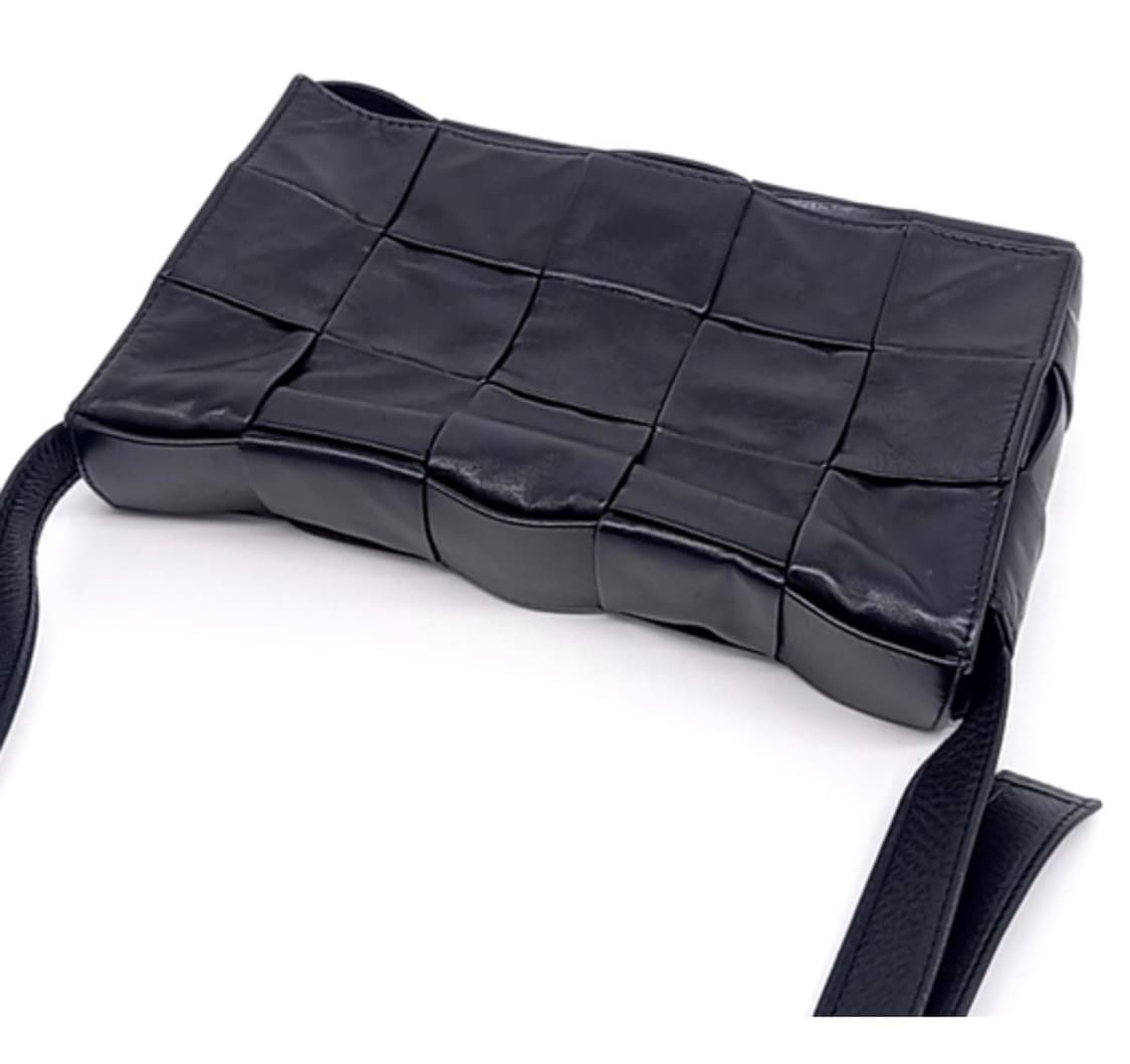 보테가 베네타 카세트백 블랙 유광 상품이미지4