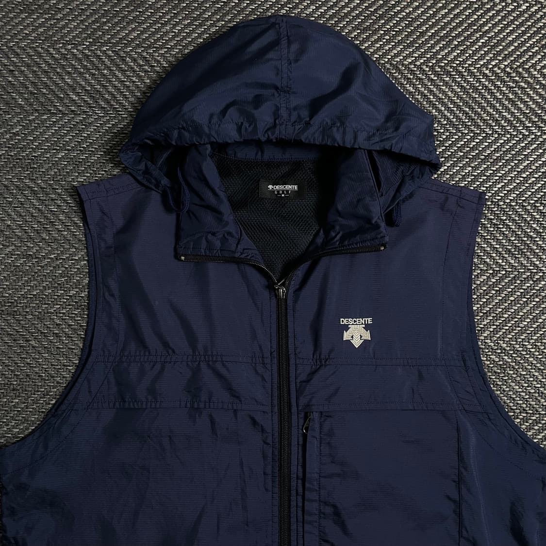 데상트 포켓 테크니컬 후드 베스트o 5050 상품이미지2