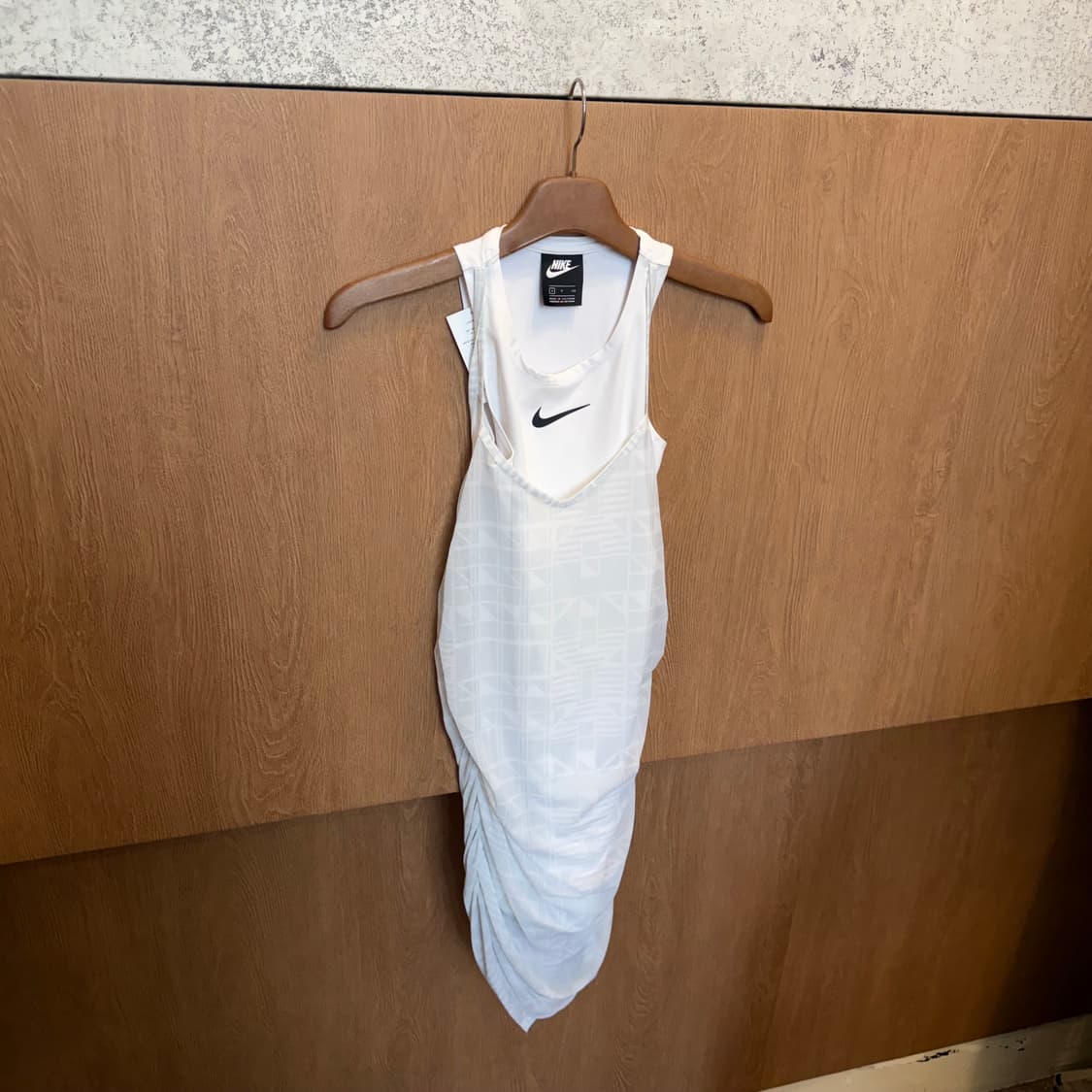 나이키 슬리브리스 롱 원피스 기하학 패턴 레이어드 디테일 슬림핏 화이트 상품이미지1