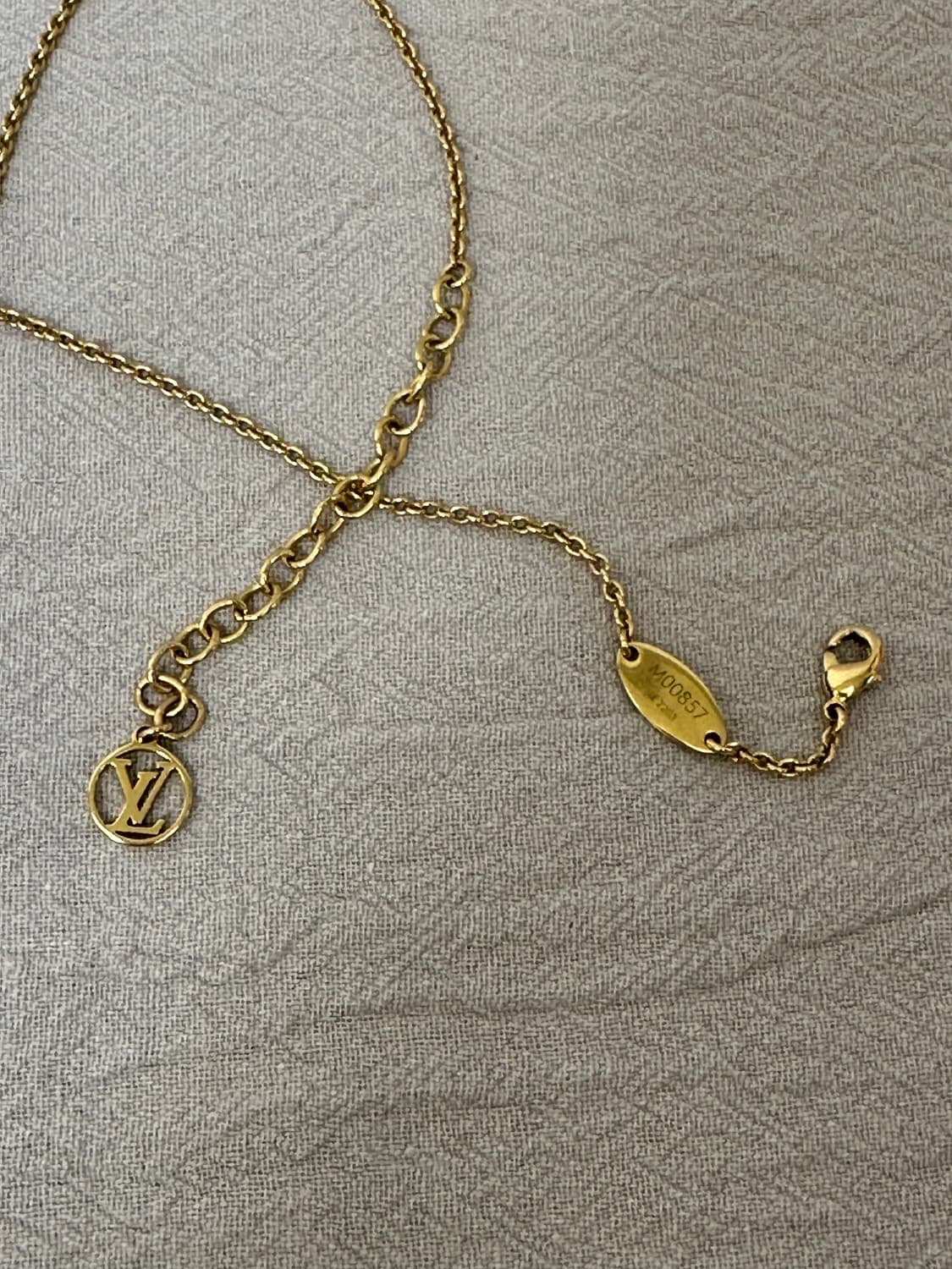 루이비통 에센셜 V 목걸이 골드 상품이미지6
