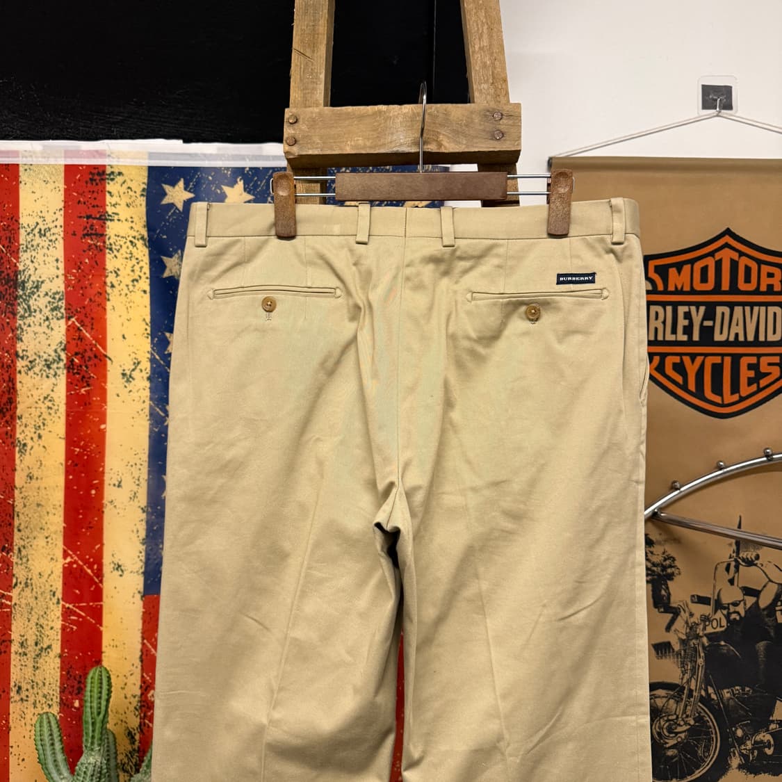 버버리 런던 클래식핏 플랫플리츠 코튼 치노팬츠 베이지 N866   상품이미지4