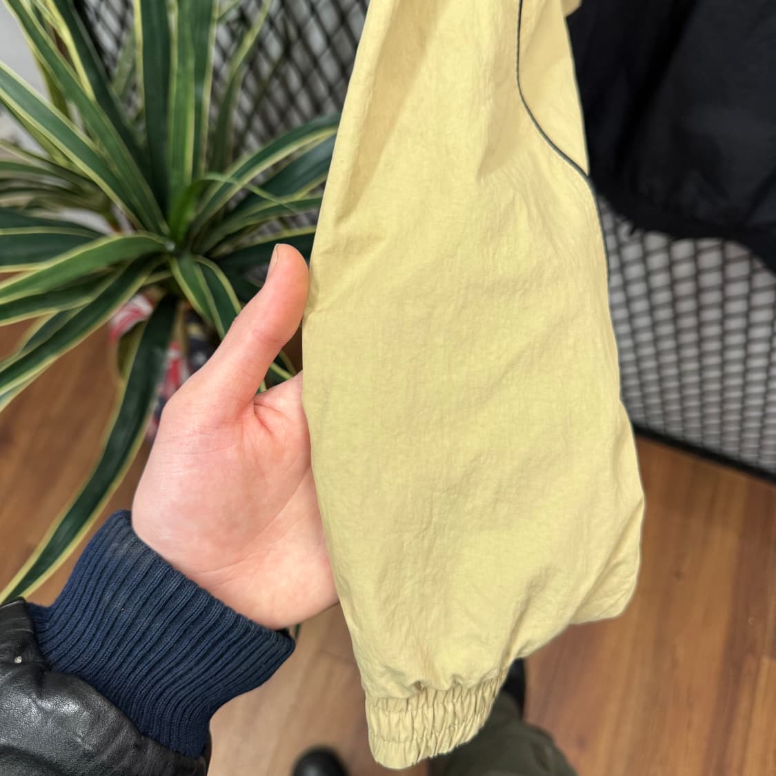 아디다스 워드 우븐 자켓 후면 프린팅 포인트 블랙 베이지 상품이미지10