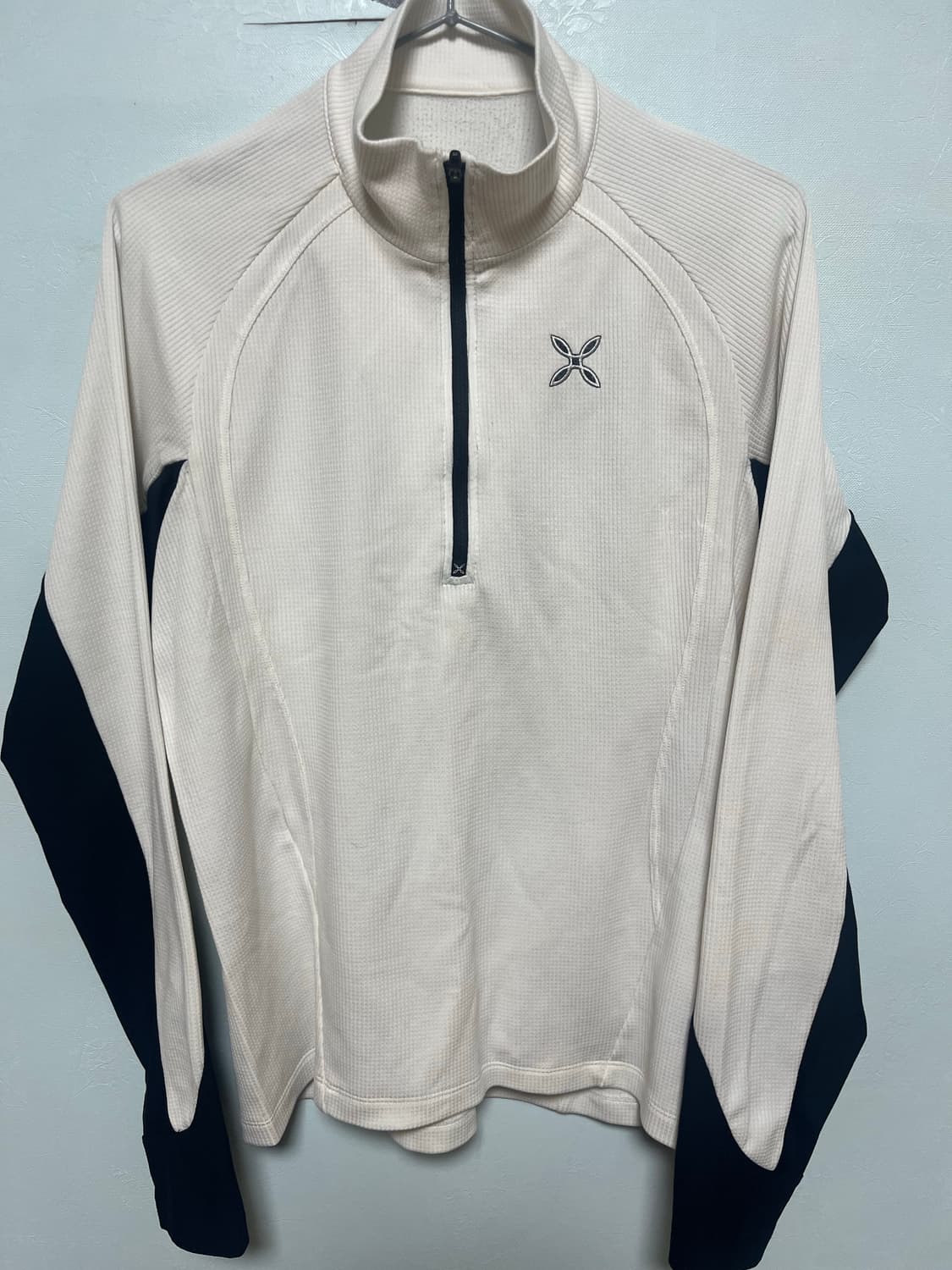 몬츄라 흰색/검정색 하프넥 반집업 티셔츠 상품이미지1