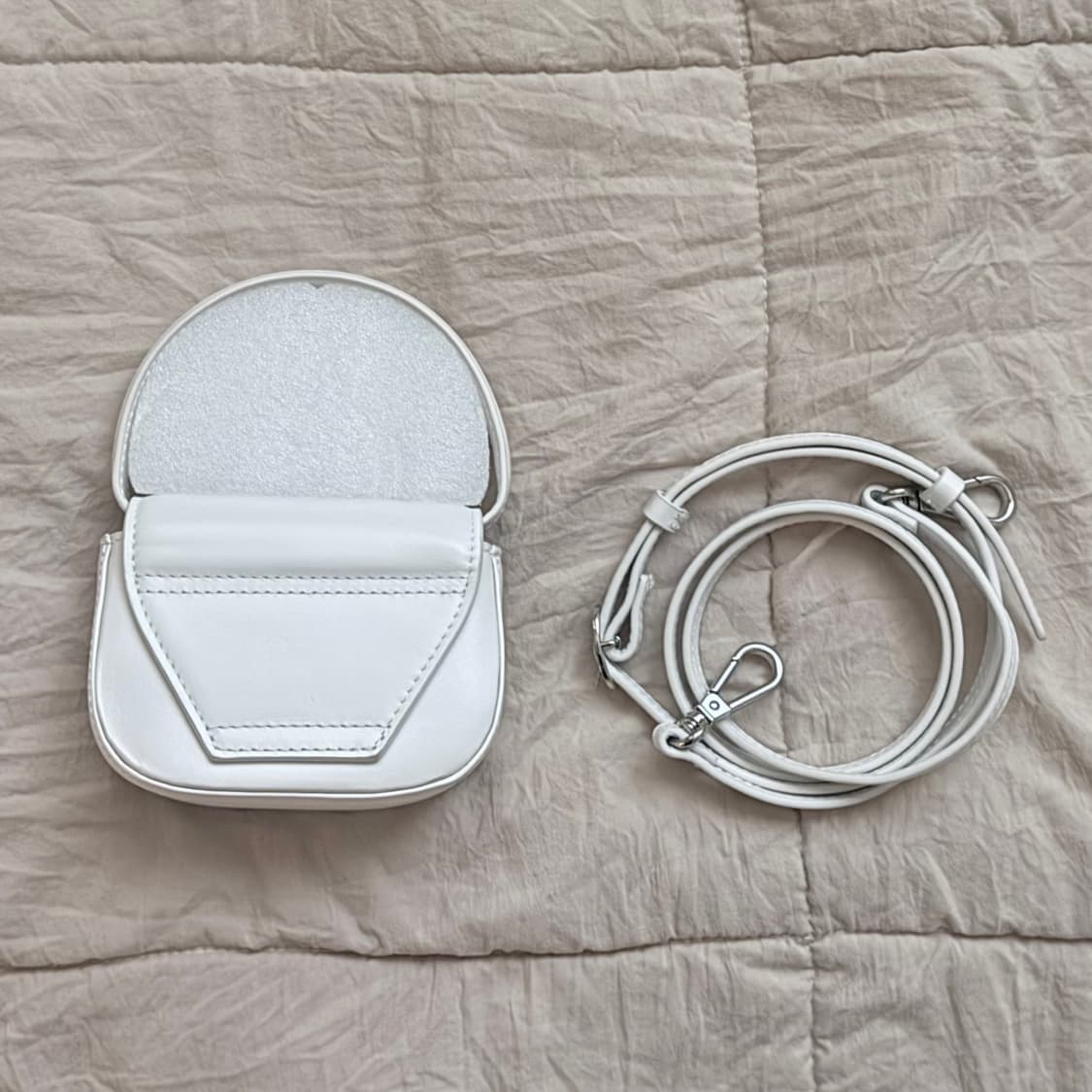 새상품 내일까지만 판매) 디젤 화이트 미니백 상품이미지4