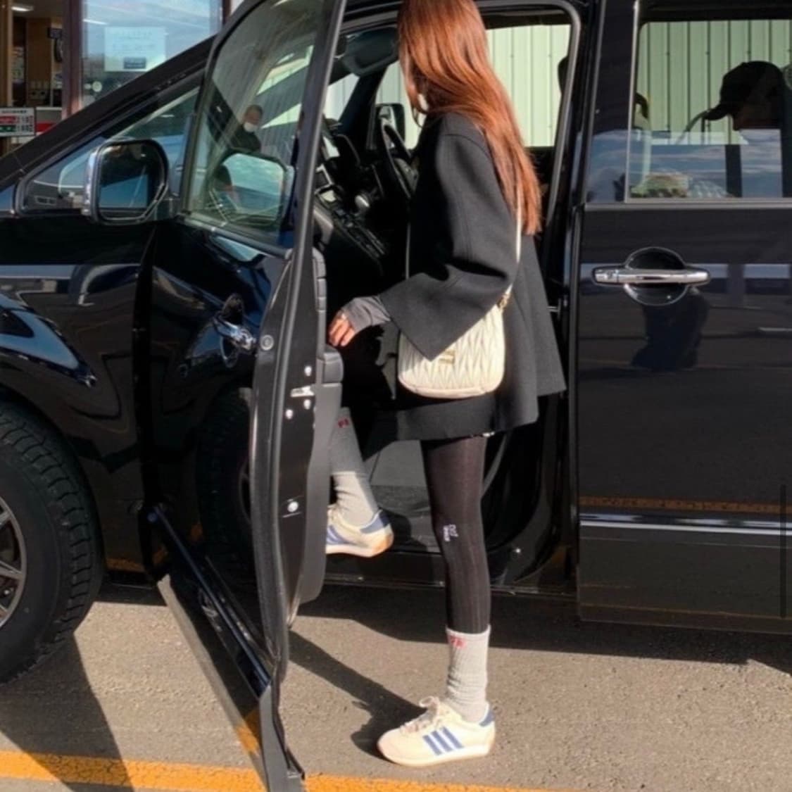 아디다스 컨트리 OG W 차정원 착용 상품이미지3