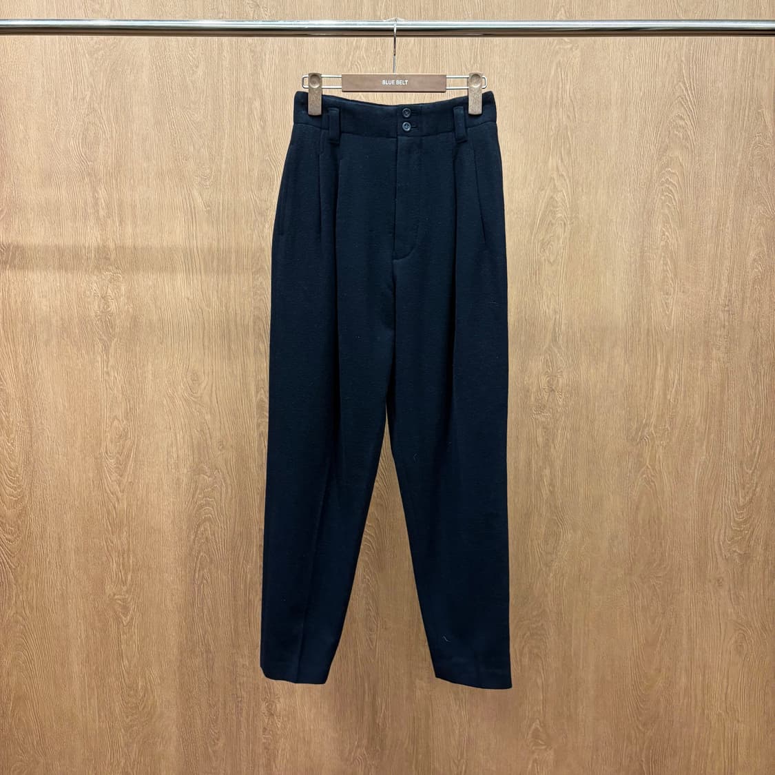 이세이미야케 하이 울 테이퍼드 팬츠 더블 버튼 투 핀턱 포켓 디테일 블랙 상품이미지2