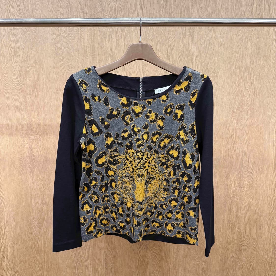 산드로 긴팔 티셔츠 레오파드 패턴 자카드 백지퍼 디테일 블랙 배색 상품이미지2