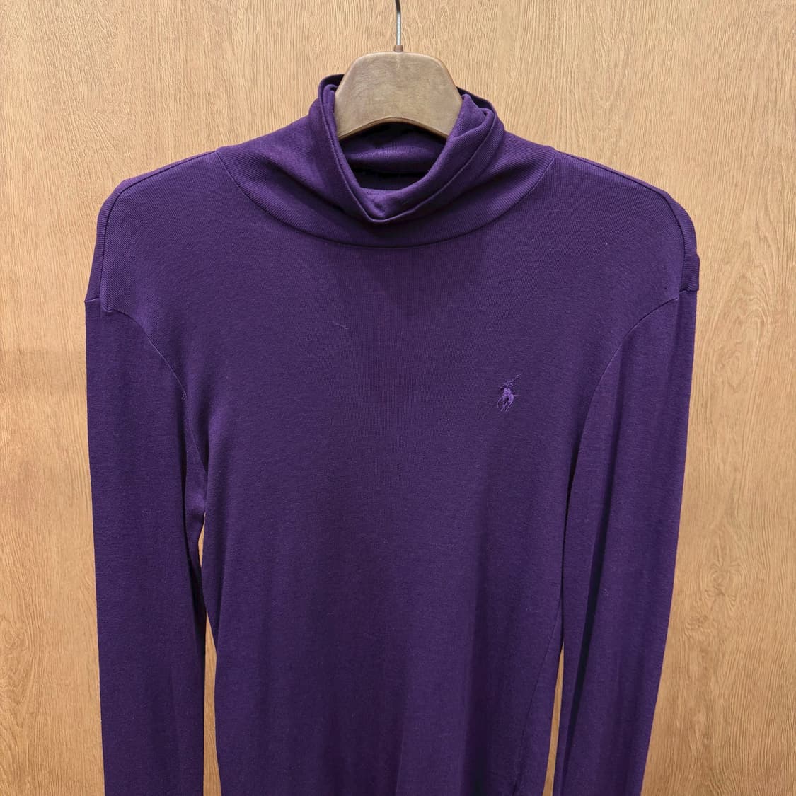 랄프로렌 스포츠 터틀넥 니트 기마상 로고 자수 디테일 루즈핏 퍼플 상품이미지4
