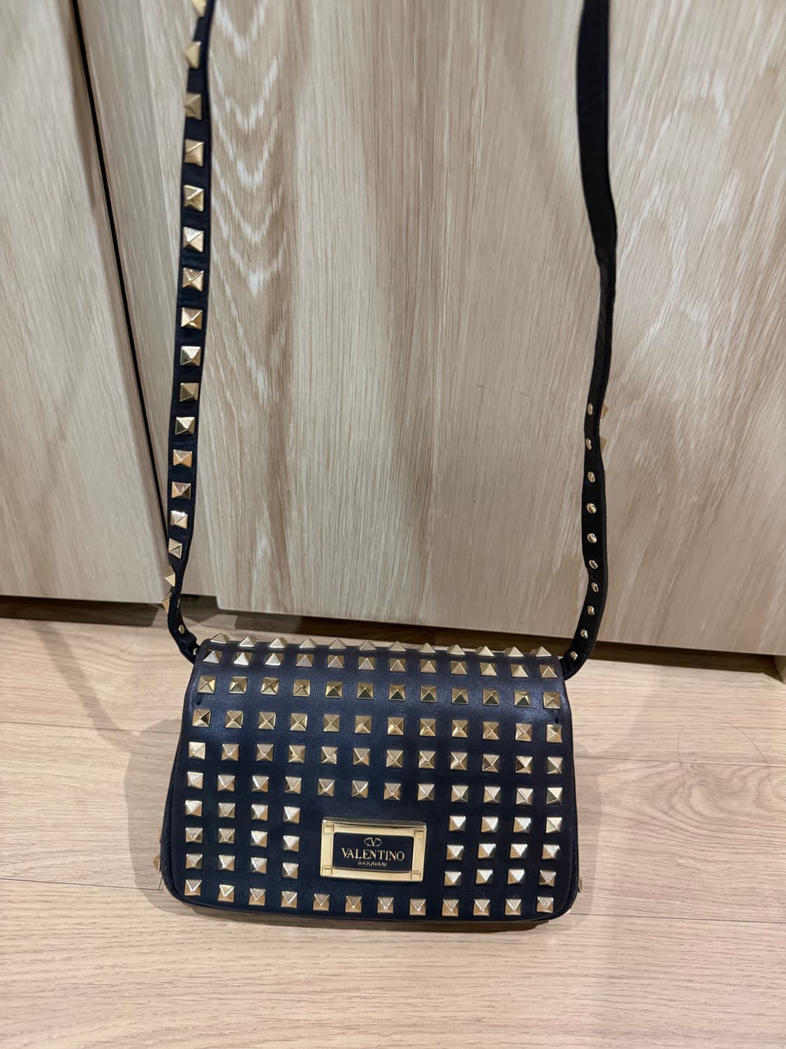발렌티노 스터드 미니크로스백 상품이미지1
