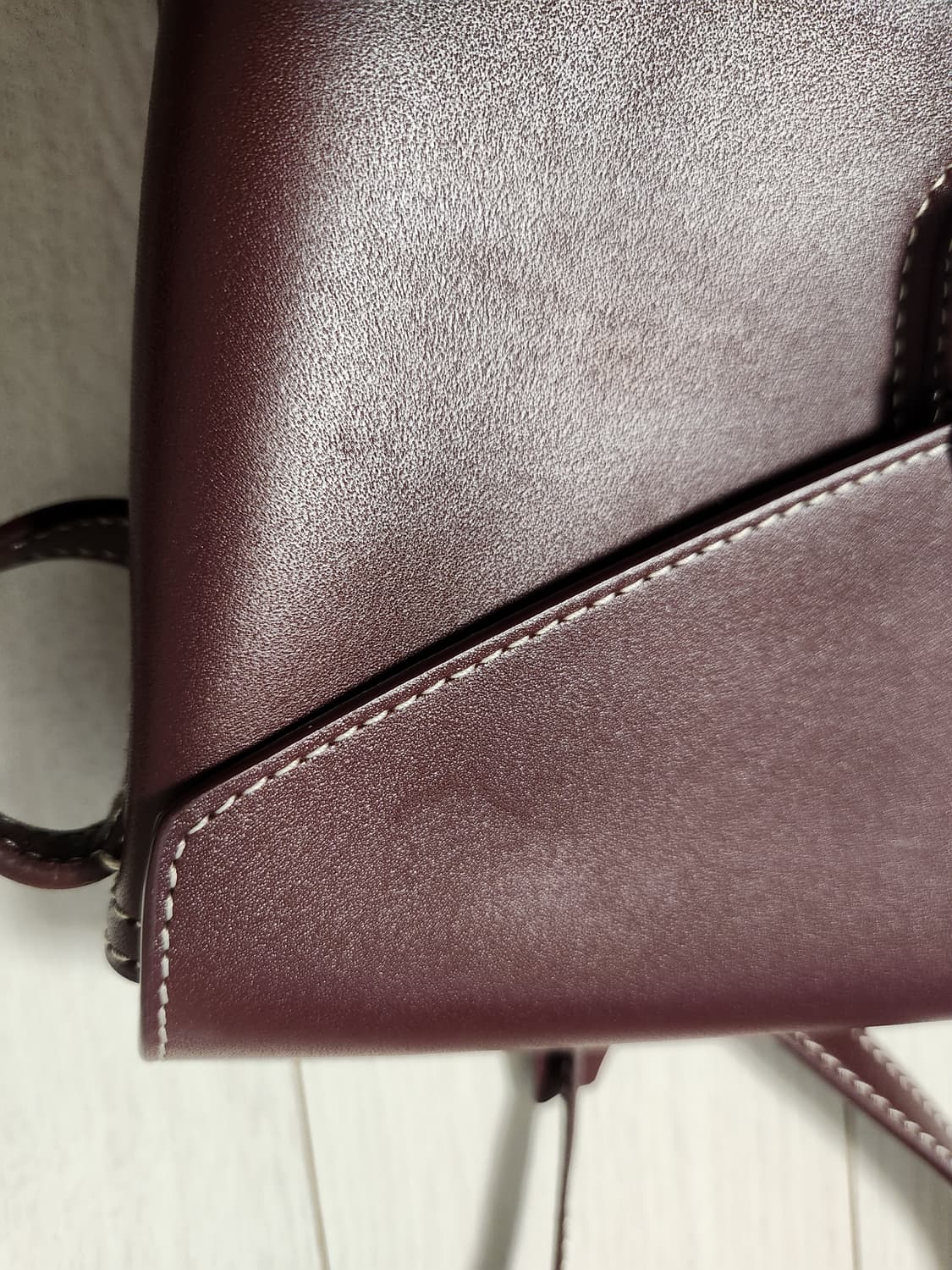 캘빈클라인 레더 버킷백

몇번 사용 안해서 사용감은 거의 없는데 보관하면 상품이미지6