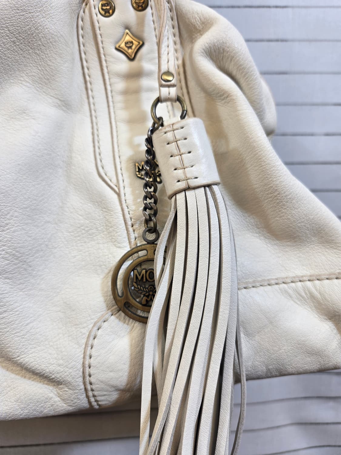 MCM 화이트 숄더백 태슬 장식 상품이미지9