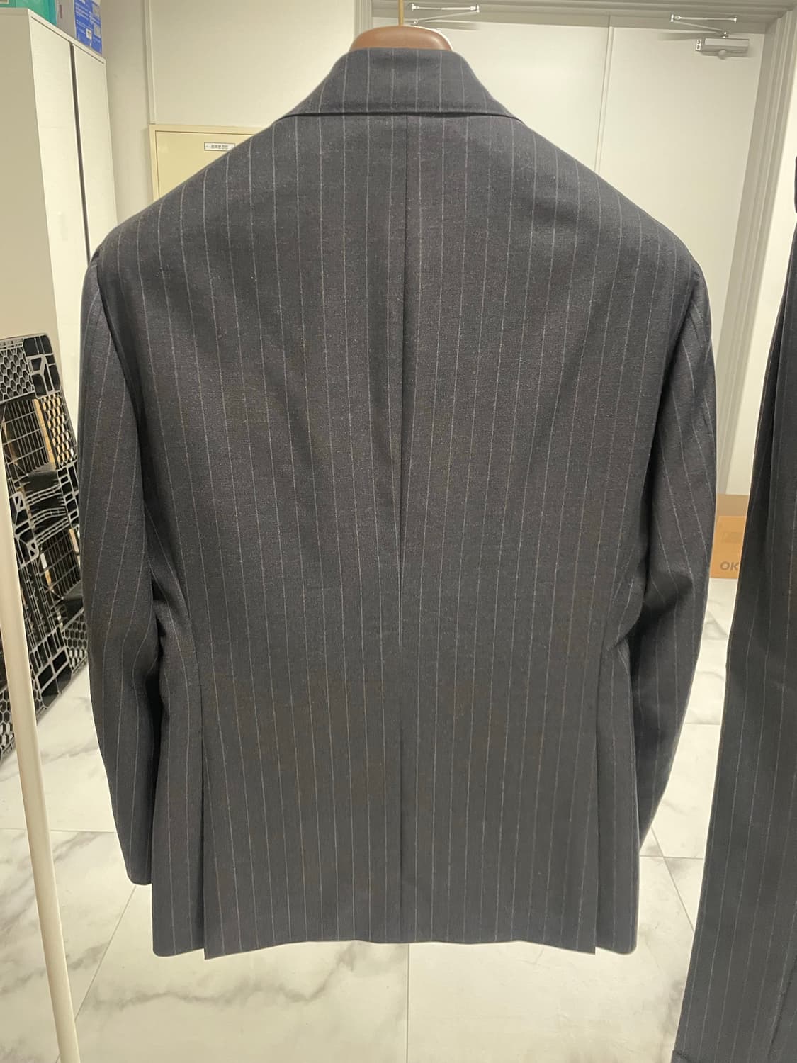 안드레아서울/링자켈 까노니꼬 차콜그레이 스트라이프 수트 / 48(100) 상품이미지2