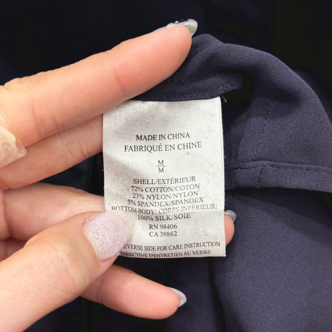 띠어리 배색 실크 믹스 셔츠 블라우스 히든 버튼 디테일 블랙 상품이미지8