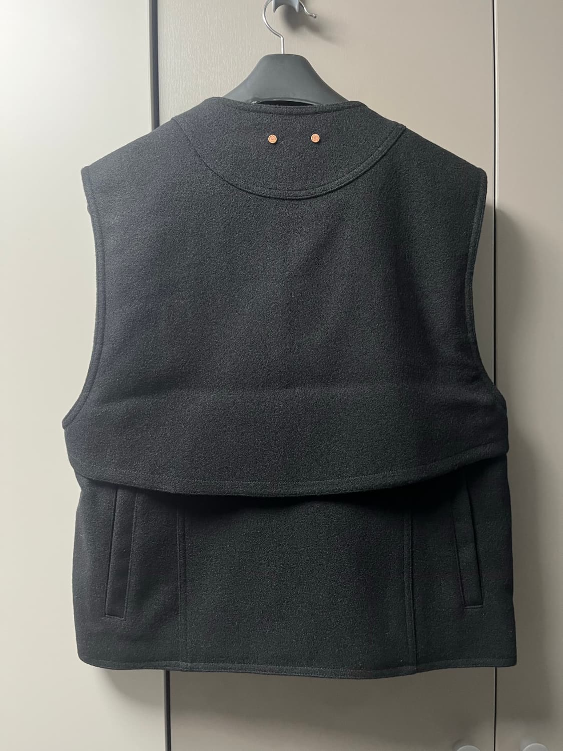 앤더슨벨 울 브이넥 집업 베스트, 블랙 M사이즈 상품이미지3