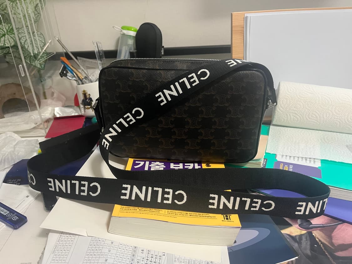 셀린느 트리옹프 캔버스 미디엄 메신저백 상품이미지1