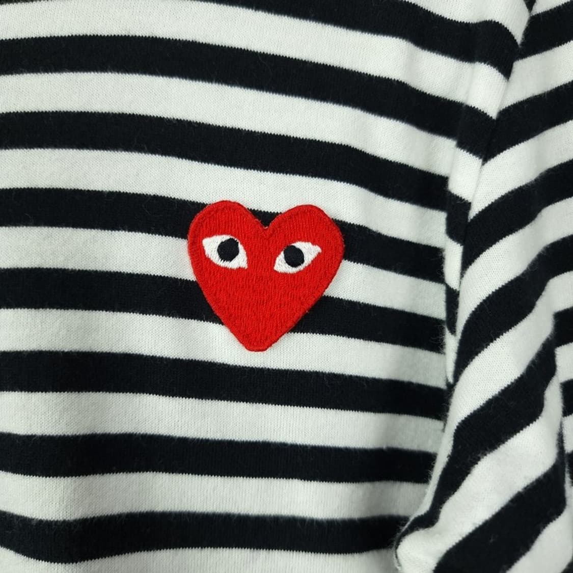 [꼼데가르송] 레드 와펜 스트라이프 롱슬리브 긴팔티 P01608 상품이미지6