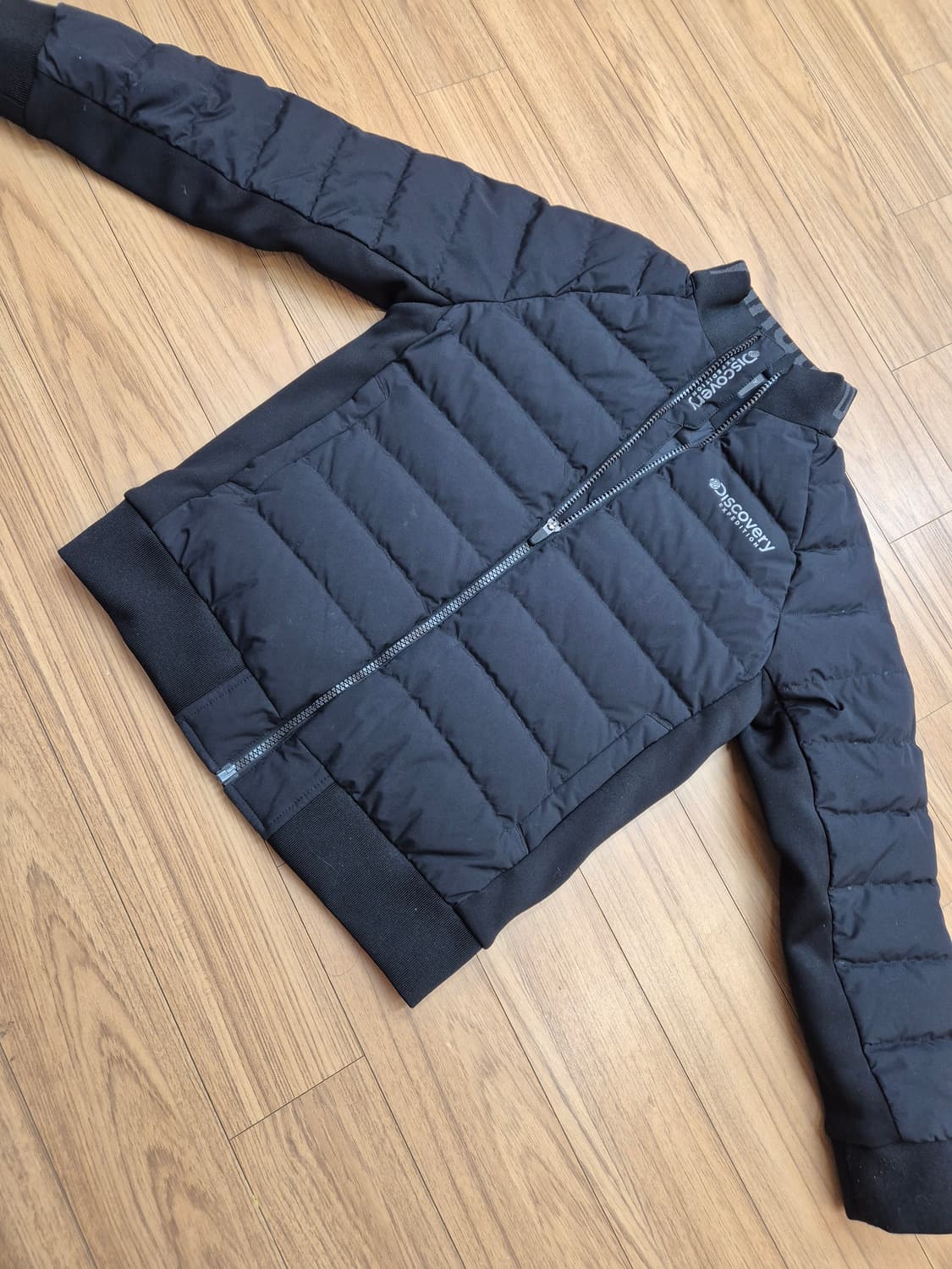 디스커버리 익스페디션 키즈 패딩 점퍼 블랙 색상입니다. 사이즈는 140으 상품이미지1
