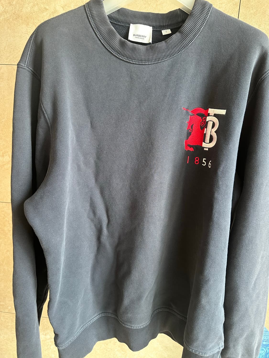 버버리 콘트라스트 네이비 맨투맨 상품이미지1