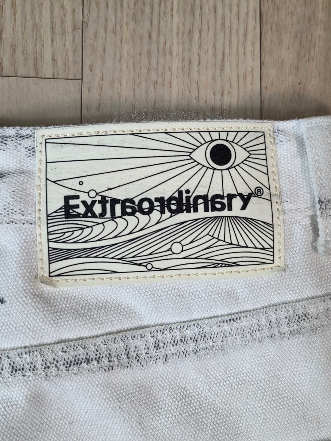 엑스트라오디너리 브러쉬 화이트 데님 L사이즈 판매합니다. 상품이미지4