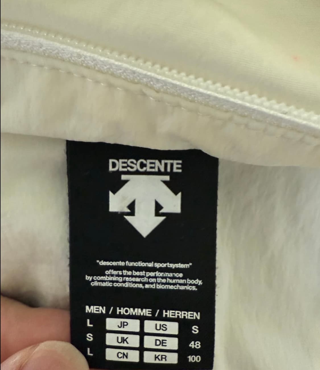 데상트 바람막이 화이트 블랙 상품이미지3