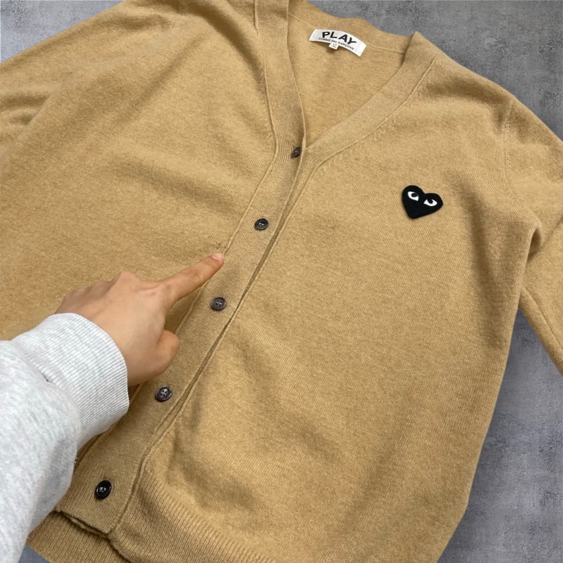 꼼데가르송 PLAY 베이지 블랙하트 와펜 브이넥 가디건 XL 상품이미지7