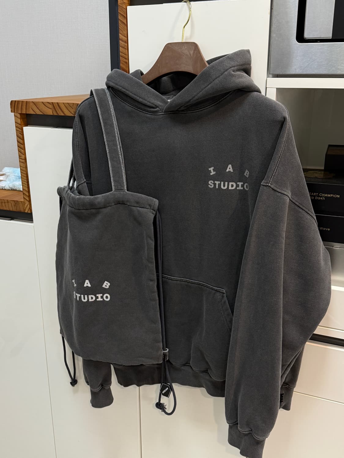 아이앱 스튜디오 피그먼트 후드 블랙 XL사이즈 판매합니다 ! 상품이미지1