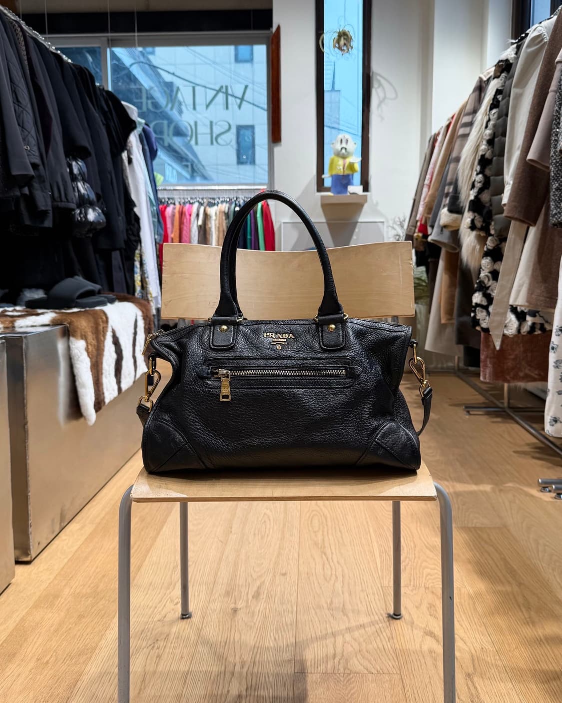 프라다 블랙 비텔로 다이노 모터백 상품이미지1