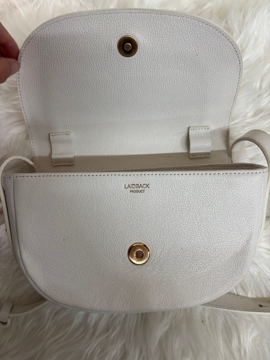 레이드백(LAIDBACK)로니 스몰 엠보 숄더백 상품이미지3