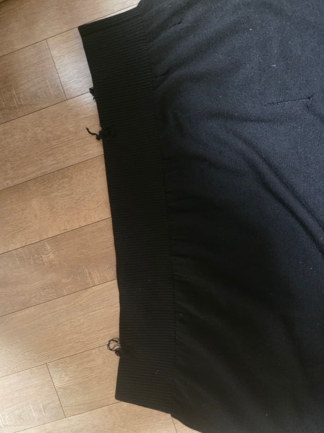 폴리테루 데미지드 브이넥 니트 블랙 4사이즈 상품이미지6