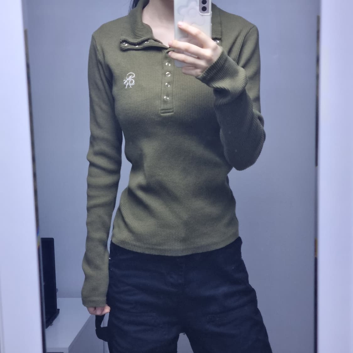 RONRON EYELET HIGHNECK LONG SLEEVE KHAKI 상품이미지4