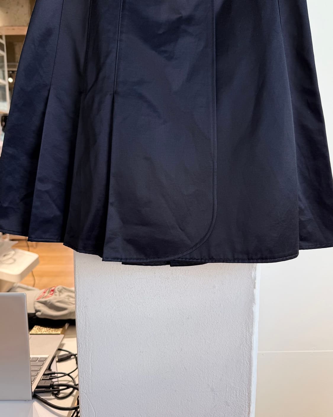 아페쎄 블랙 플리츠 랩 미니스커트 상품이미지3