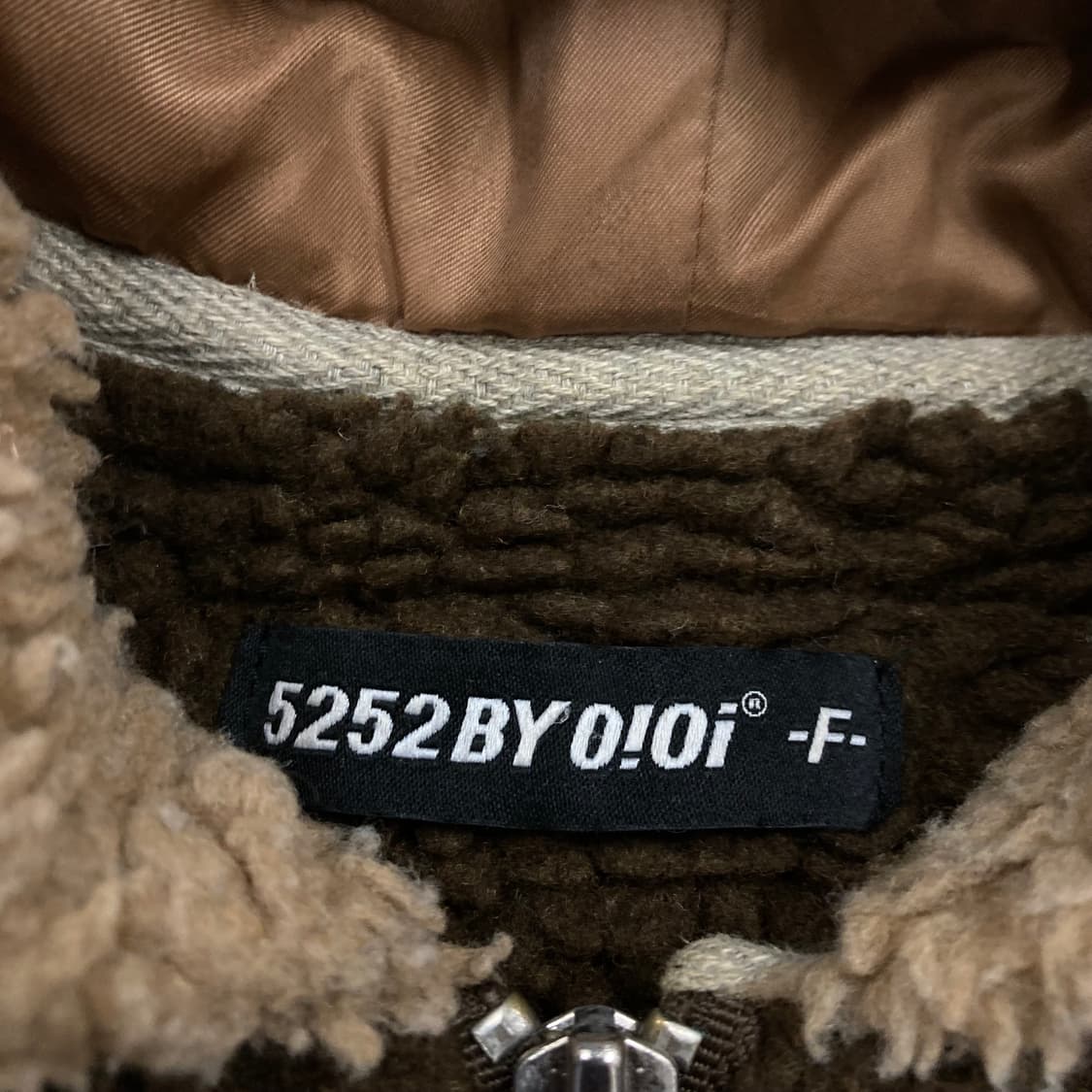 오아이오아이 브라운 컬러 스몰 로고 쉐르파 자켓 상품이미지3