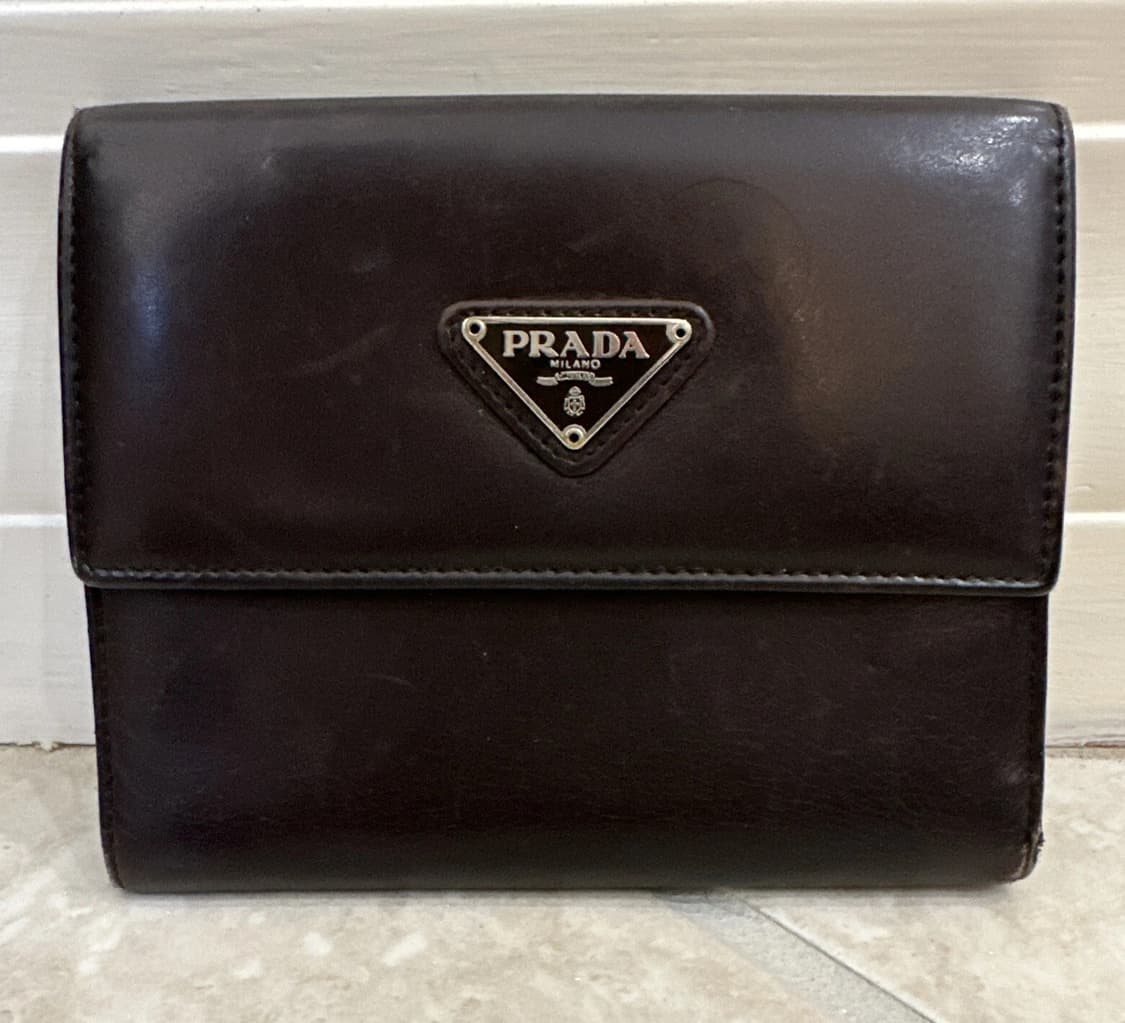 프라다 지갑Prada Leather Tri-Fold Flap Wallet 상품이미지1