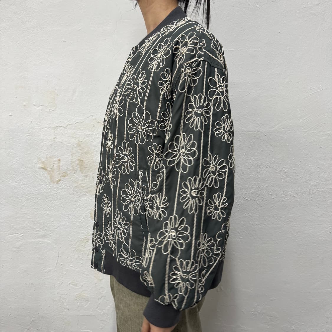 센스오브플레이스 다크그린 폴리 코튼 혼방 보나티컬 플라워 스타디움 자켓 상품이미지2